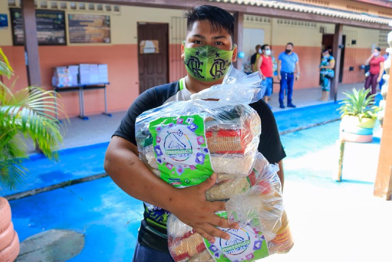 Pais e responsáveis devem conferir o cronograma de entrega da escola do estudante. Benéficio