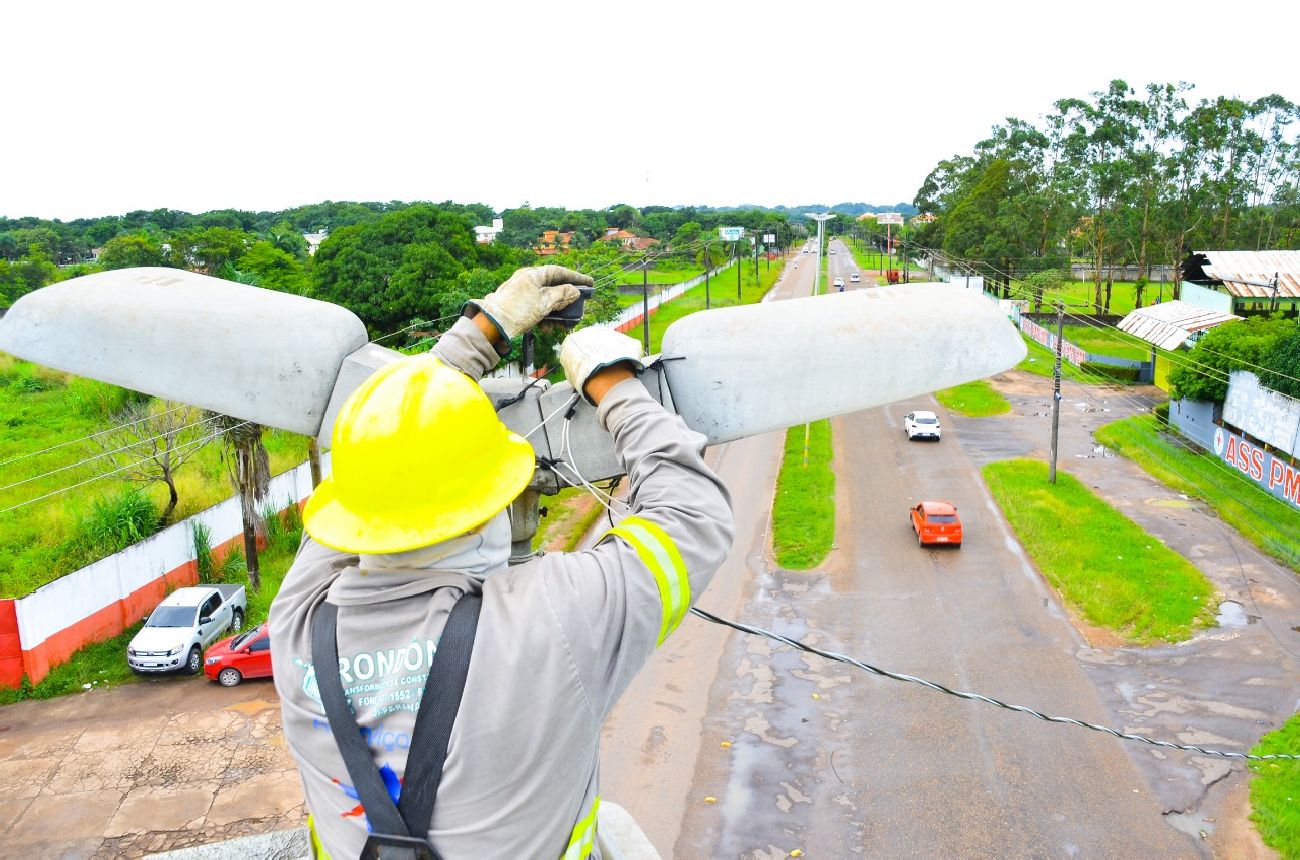 O trabalho iniciou no dia 13 de março e consiste na reimplantação de 50 postes e substituição de 300 lâmpadas.