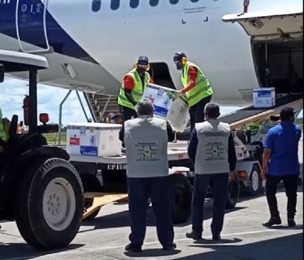 Vacinas chegaram no aeroporto de Macapá.