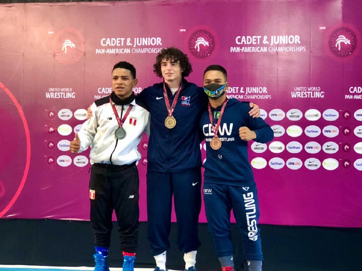 À esquerda, João Batista conquistou a medalha de bronze na categoria cadete até 45 kg