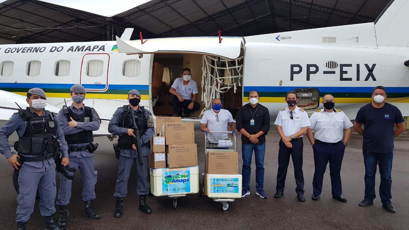 Municípios mais distantes recebem a vacina via aérea.