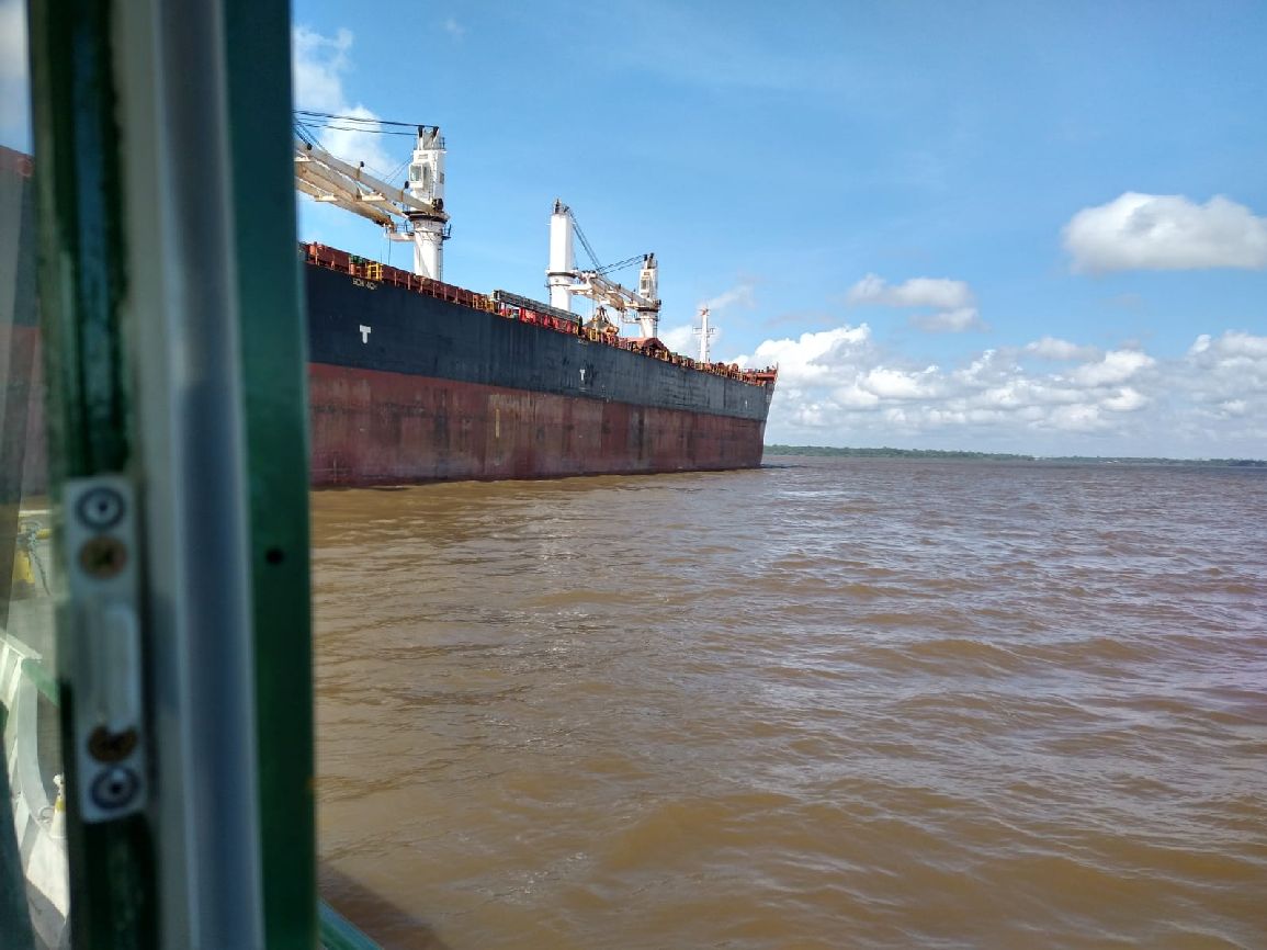 Navio se encontra fundeado na costa do estado.