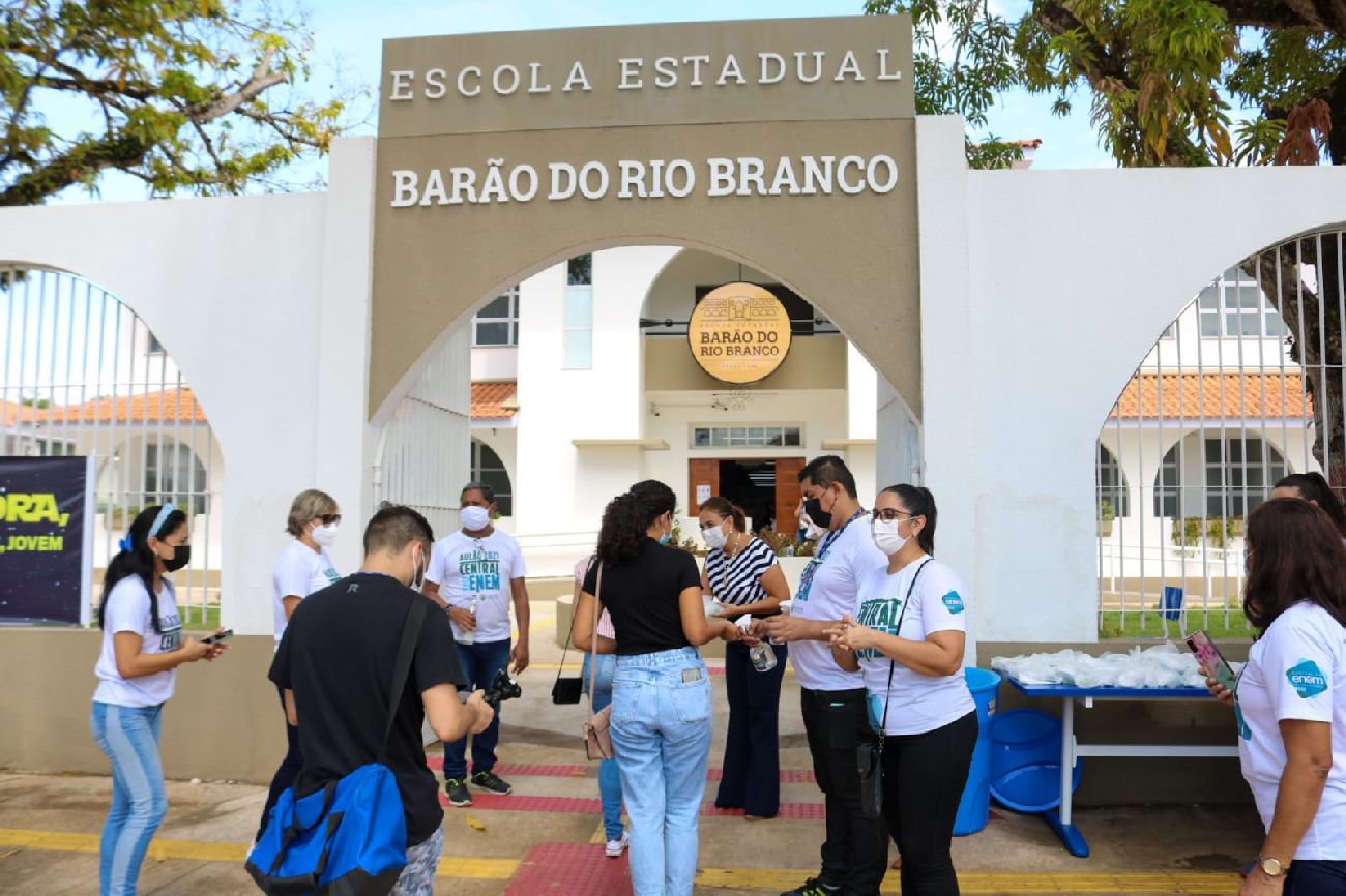 Durante a abertura dos portões, a Secretaria de Estado da Educação (Seed) distribuiu kits de proteção para os estudantes