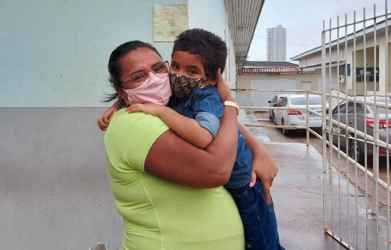 Paula Tavares e seu filho Victhor Israel, de 5 anos.