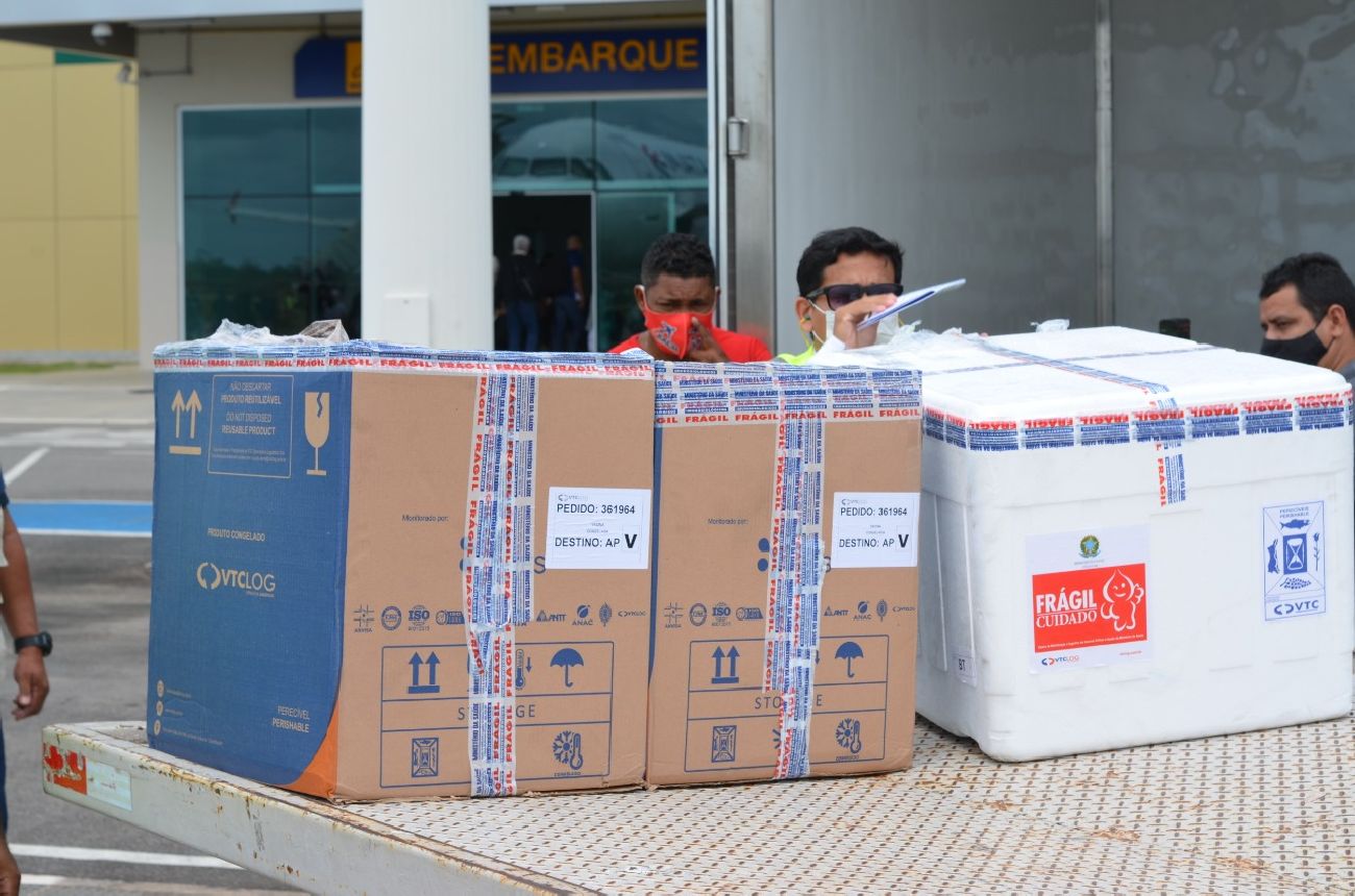 Vacinas da Pfizer e Coronavac desembarcaram no aeroporto nesta terça,10.