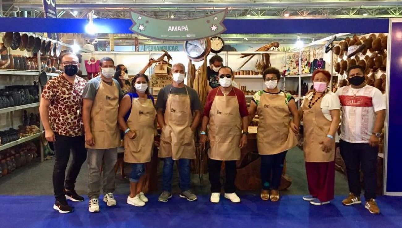 Equipe de técnicos da Sete e artesãos no estande do Estado do Amapá na 21ª edição da Fenearte, em Olinda.