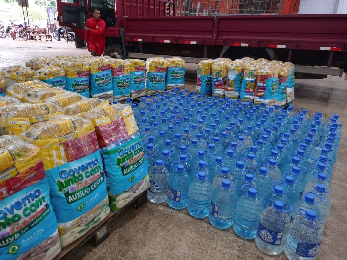 Inicialmente, serão entregues 50 cestas de alimentos e mil litros de água potável.