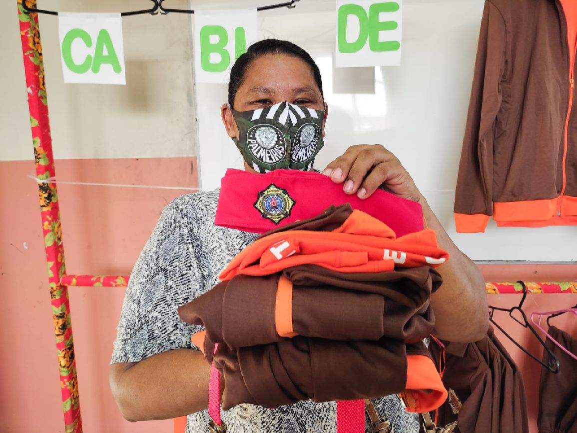 O kit de uniforme escolar contém: fardamento social, cinto, bibico, uniforme de educação física, agasalho e tênis/sapatilha.