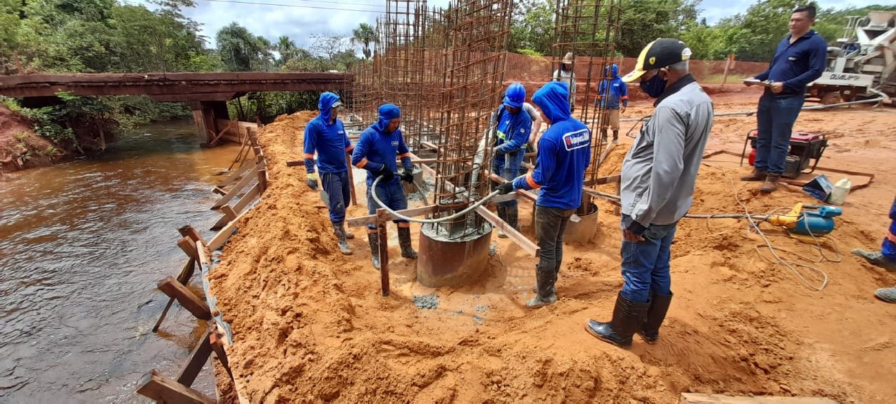 Obras estão na fase de concretagem das estacas metálicas.