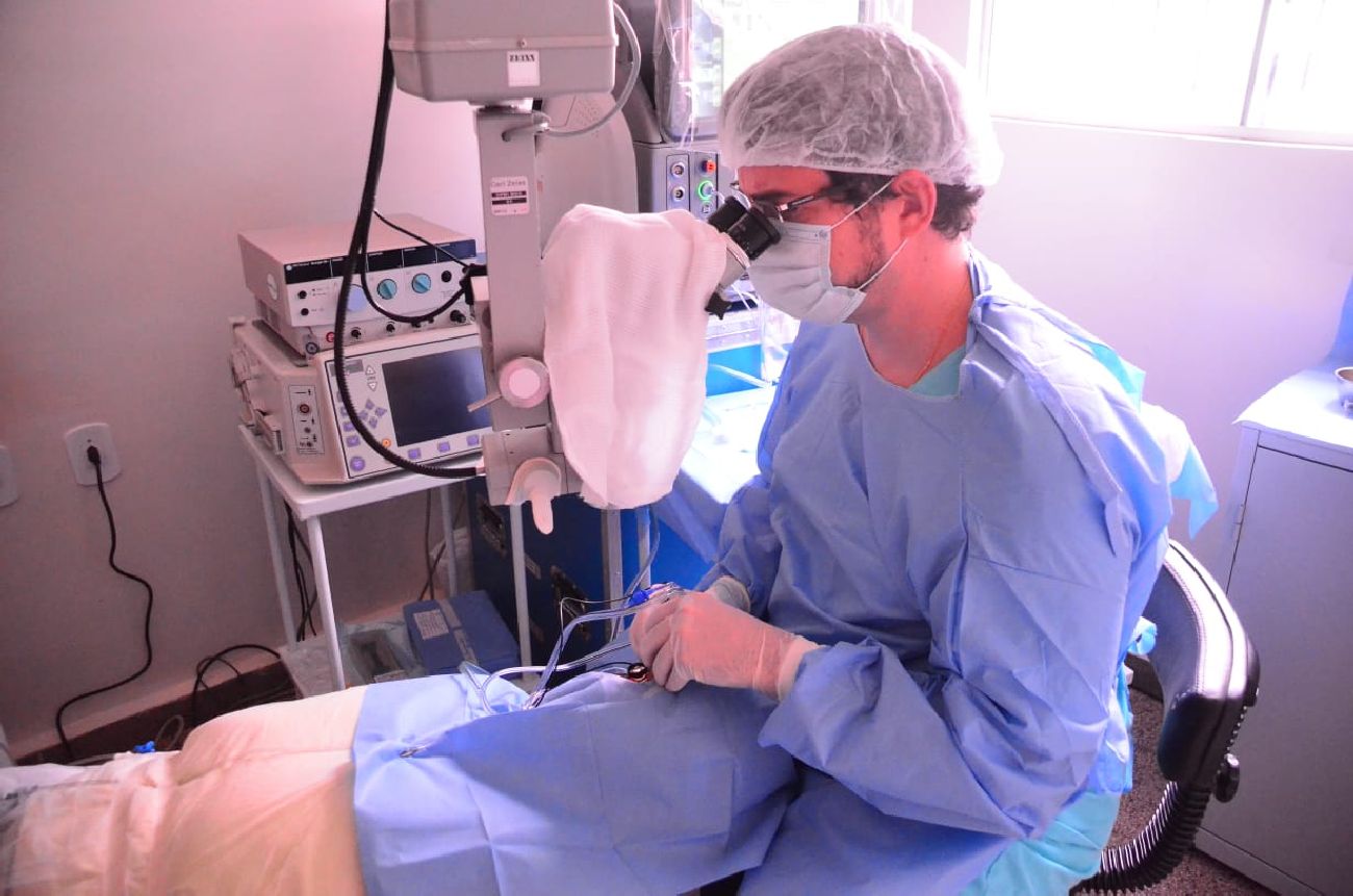 Fernando Luis Susanna, retinólogo do programa Mais Visão, realizando a vitrectomia em Luiz Lobato, de 85 anos.