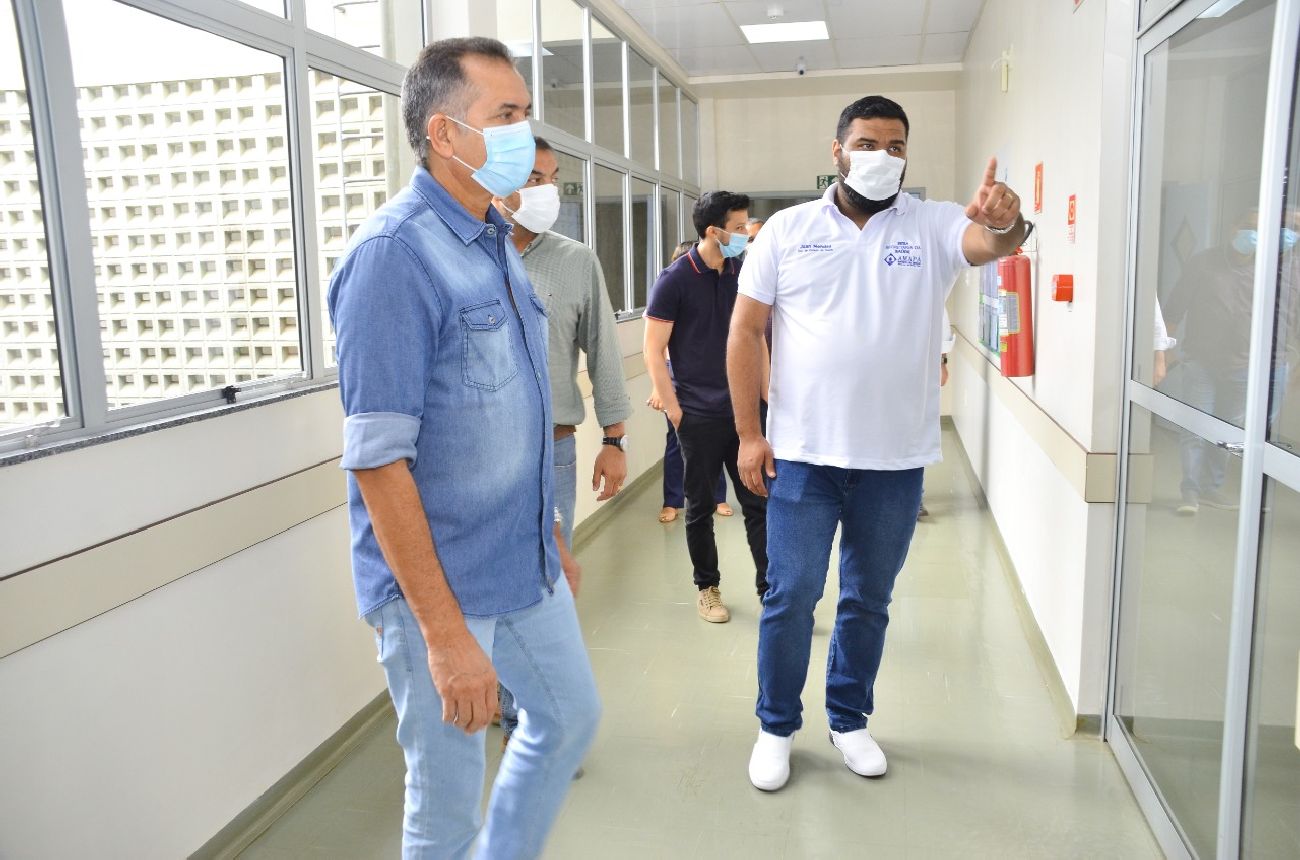 Governador Waldez e o secretário estadual de saúde Juan Mendes foram até a UPA Zona Sul acompanhar a instalação dos 20 novos leitos