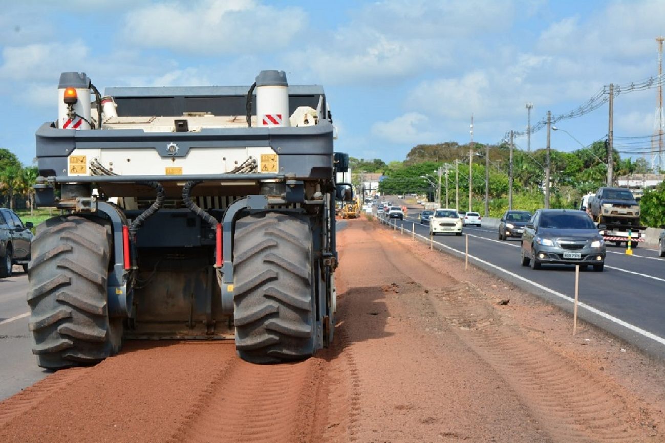 Umas das frentes de trabalho atua na reciclagem do asfalto antigo da ponte da Lagoa dos índios