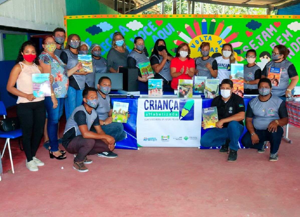 entrega do material na escola Cirilo Pantoja