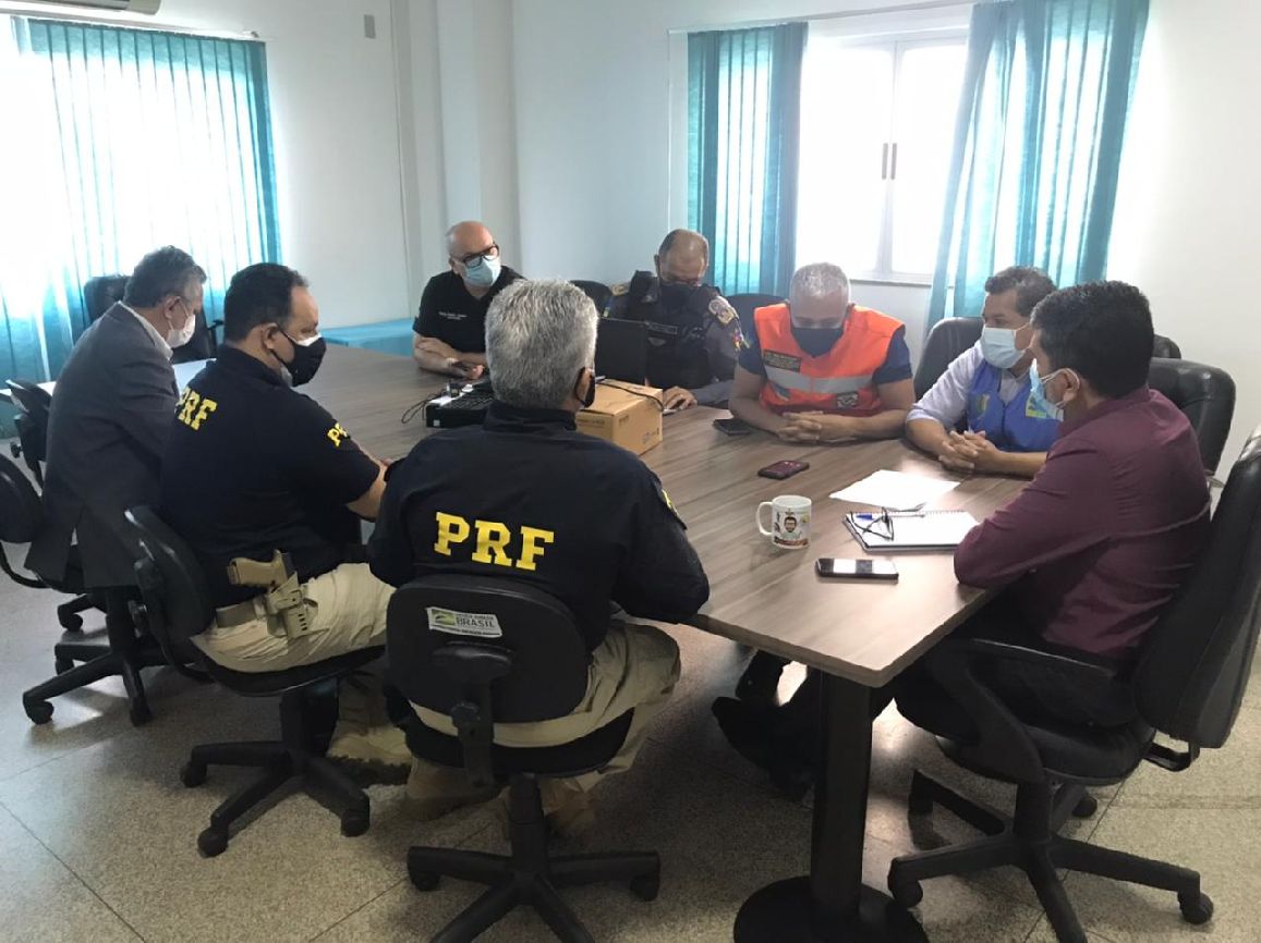 Reunião com as forças de segurança e salvamento.