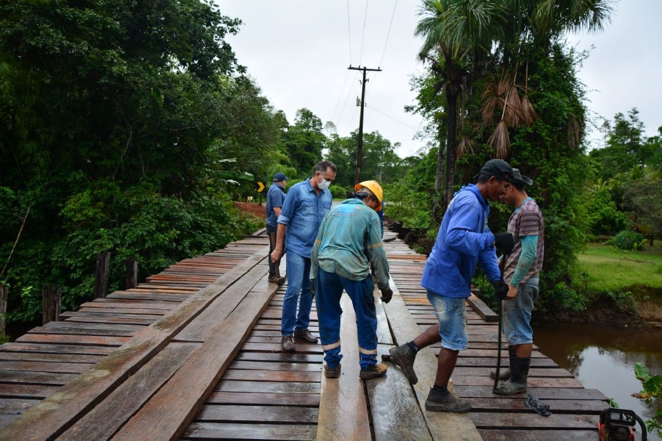 Governador conferiu como está o andamento da reforma da ponte da comunidade de Lontra da Pedreira