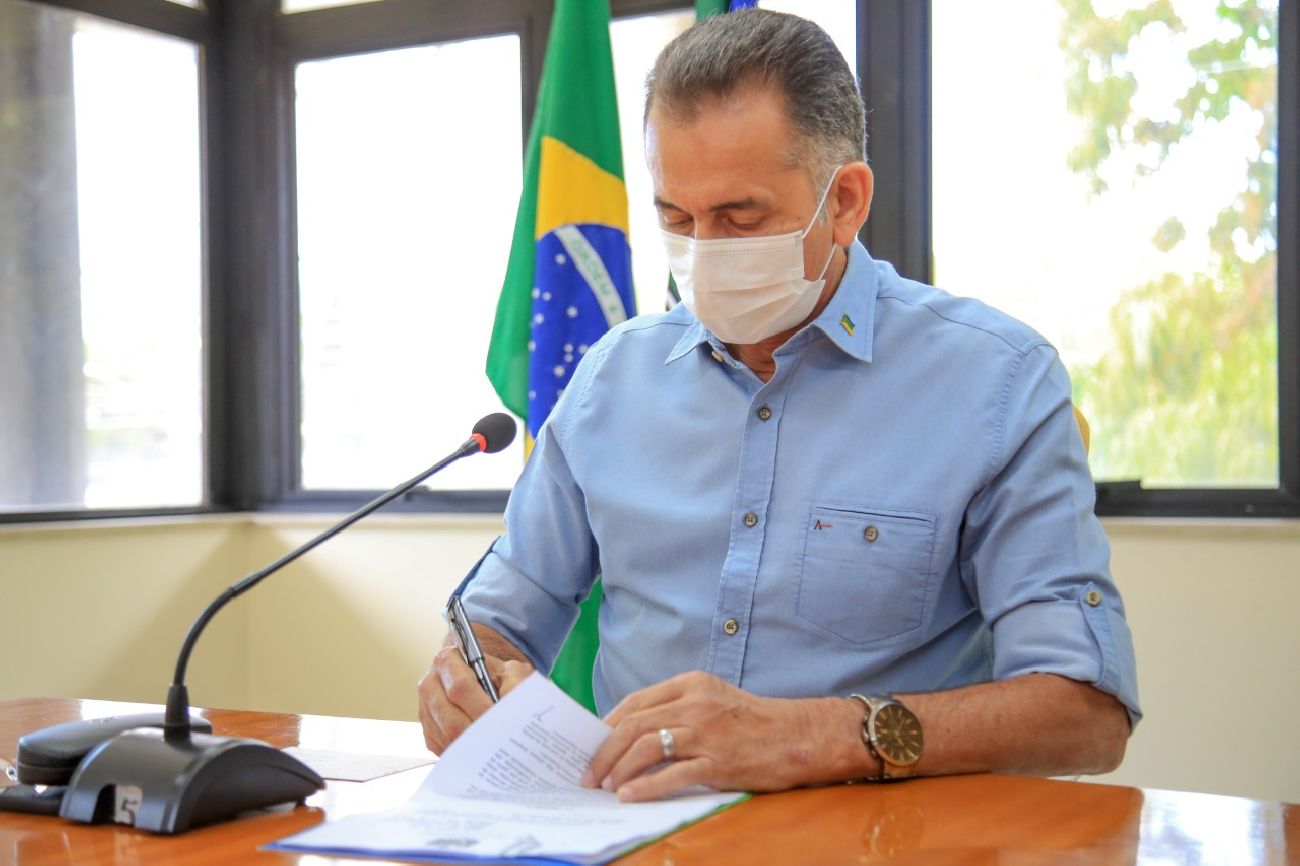 Assinatura do Decreto N° 2074 que regulamenta o Fundo de Aval do Amapá.