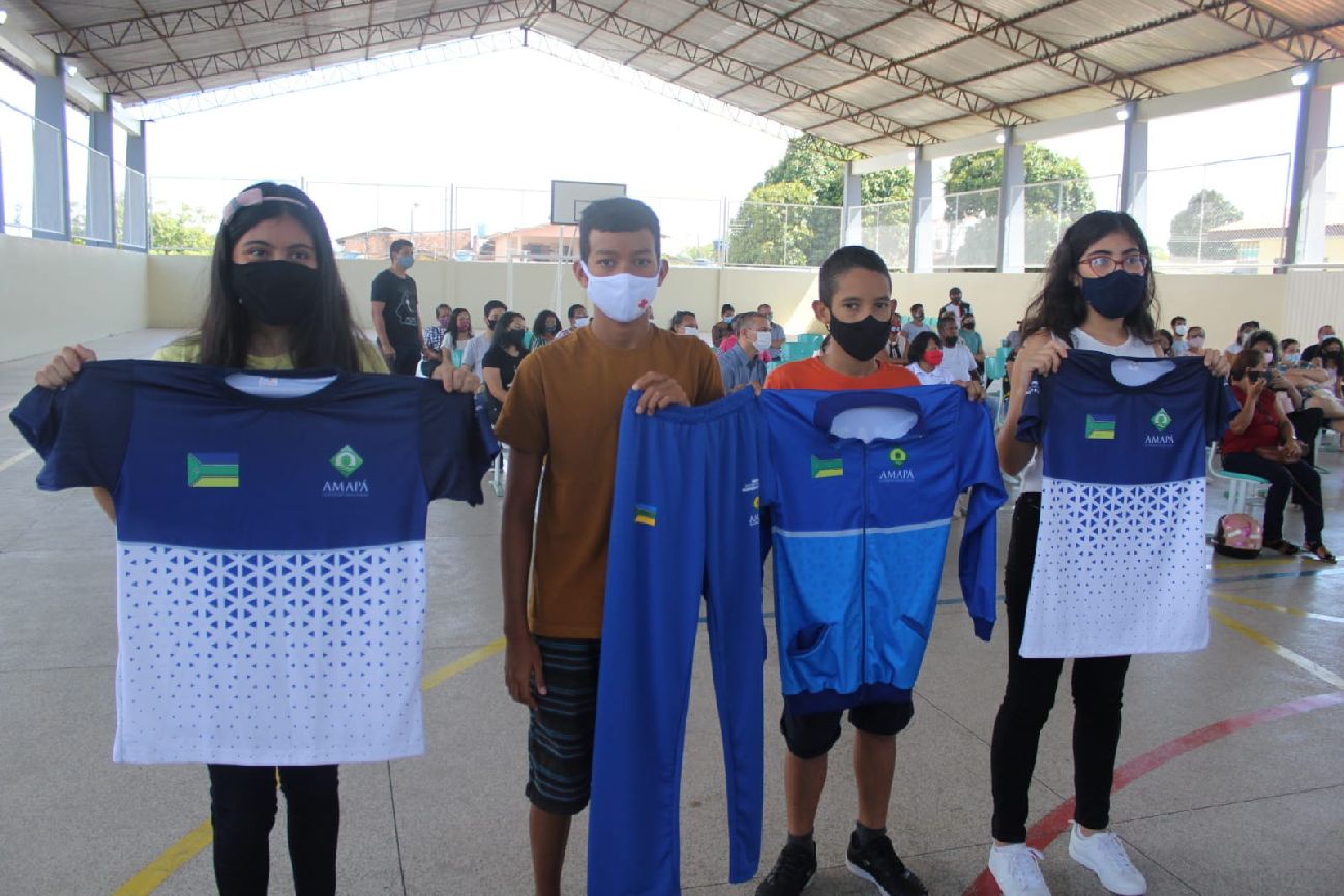 Atletas com os uniformes para os Jogos Escolares Brasileiros