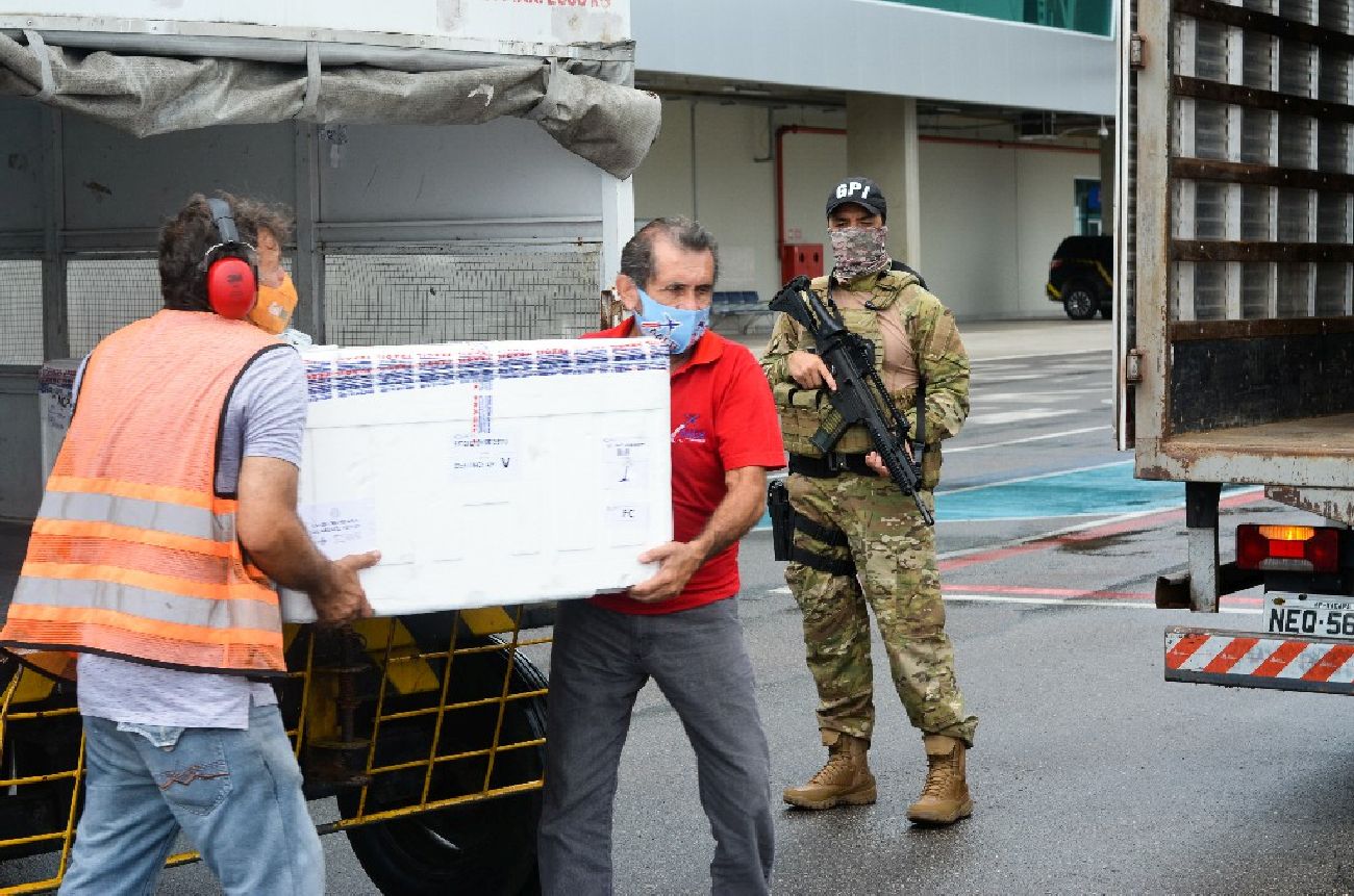 17.250 doses chegaram no aeroporto de Macapá.