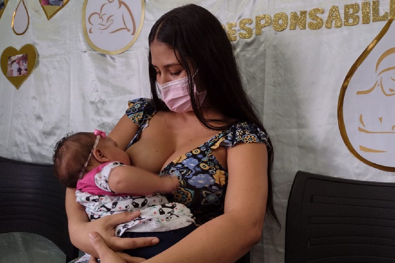Maria Naely Cruz é mãe de primeira viagem e recebeu orientações sobre amamentação no Banco de Leite Humano.