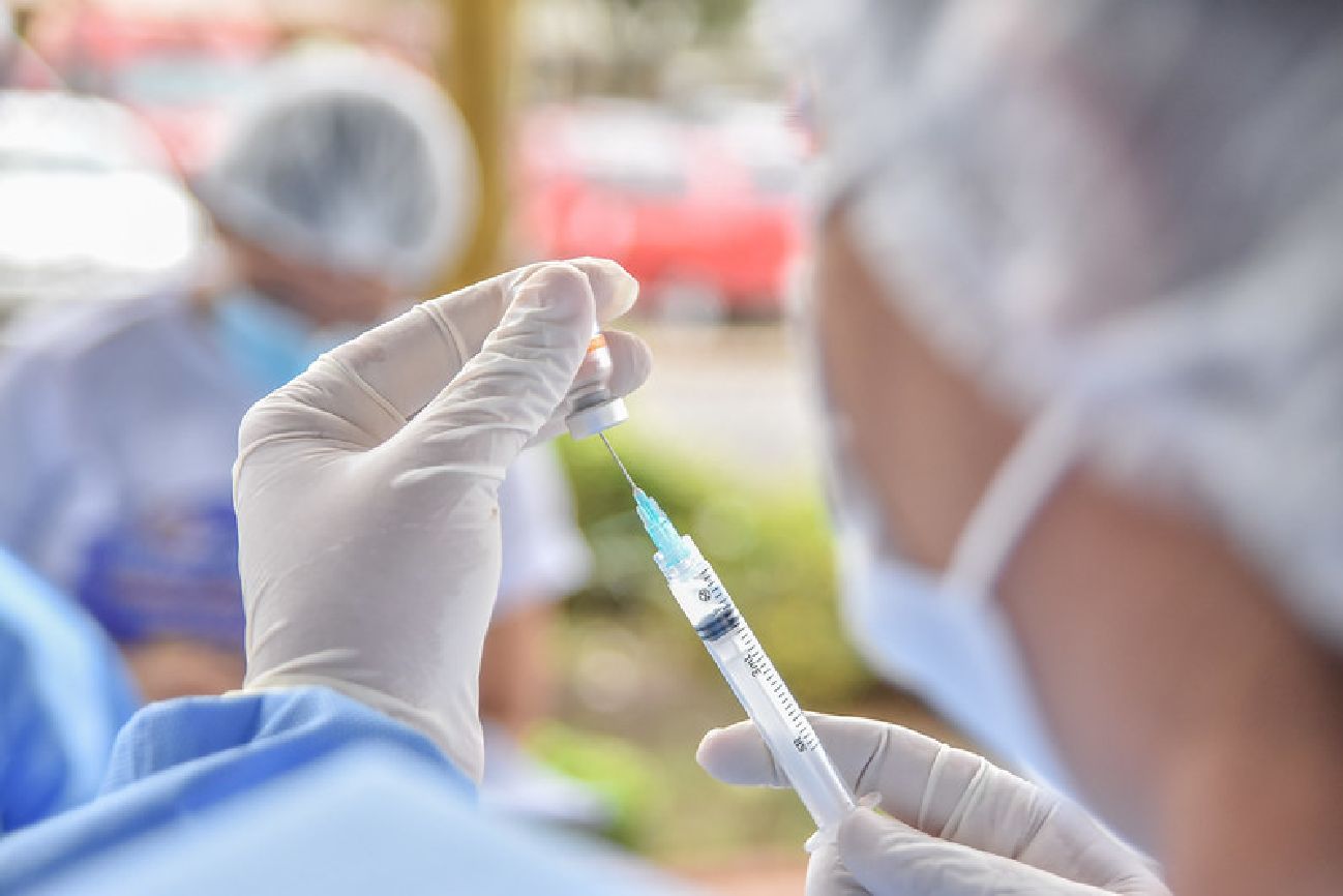 A vacina protege contra três subtipos do vírus: influenza A (H1N1); influenza A (H3N2) e influenza B.