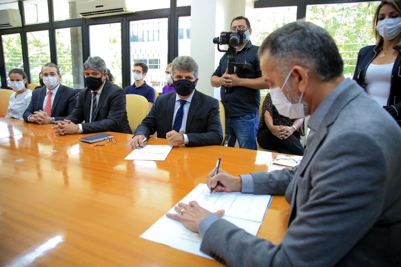 Assinatura do contrato de concessão ocorreu nesta terça-feira, 23, no Palácio do Setentrião.
