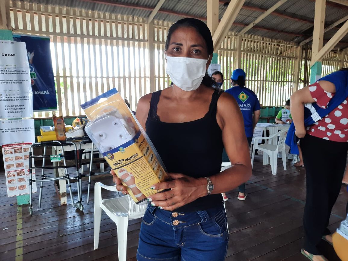 A pescadora Maria Santos conseguiu equipamentos de reabilitação para pai que sofre sequelas do AVC.