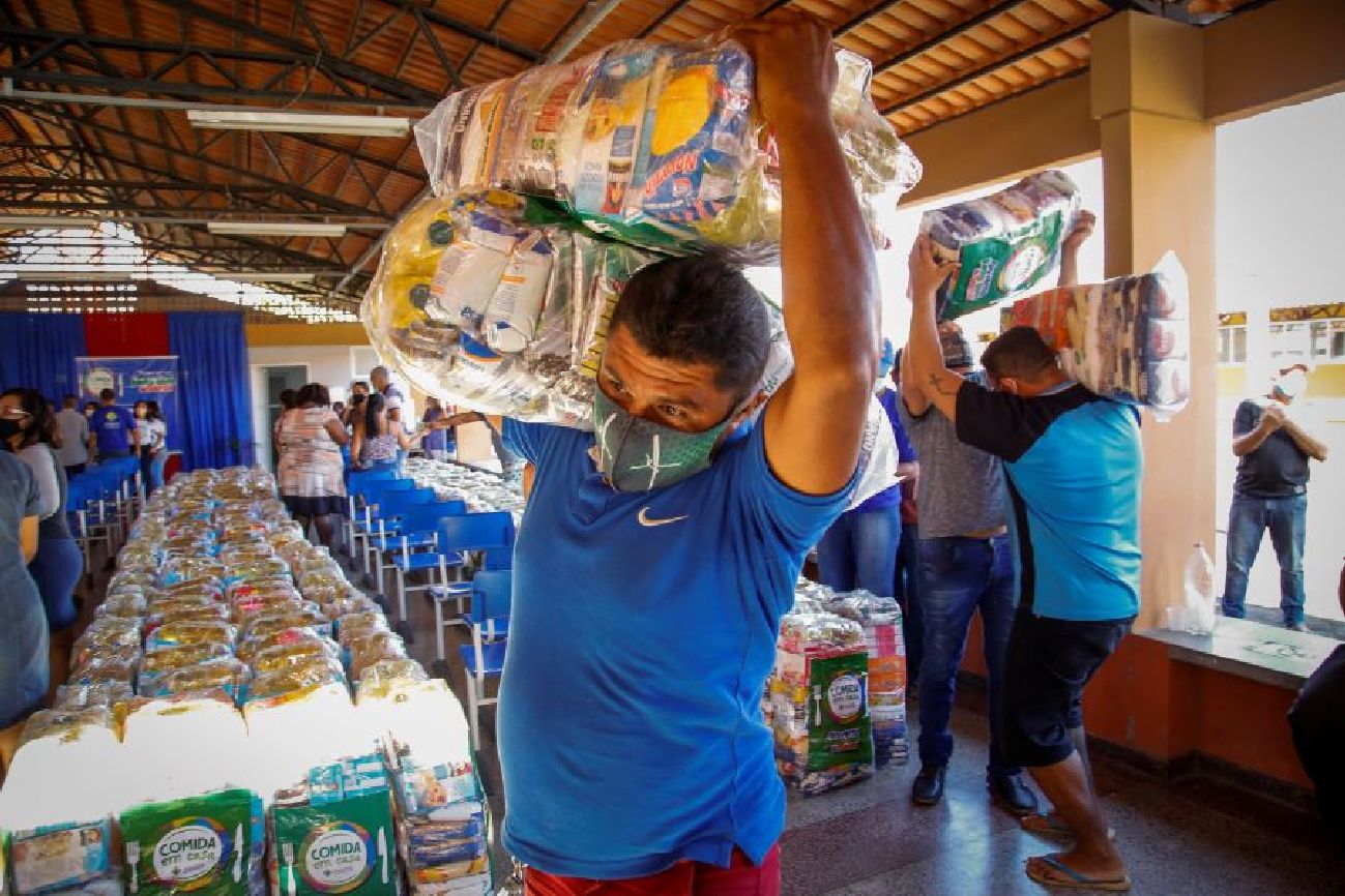 Recebendo sua cesta, Bernardo Matos, presidente da Associação Comunitária do Areião no bairro da Piçarreira, em Santana.