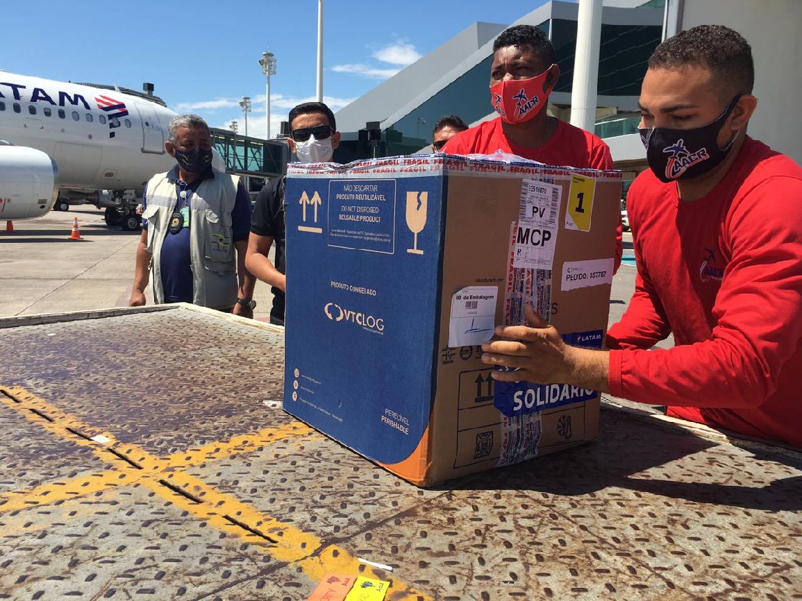Vacinas da Pfizer chegam ao aeroporto de Macapá