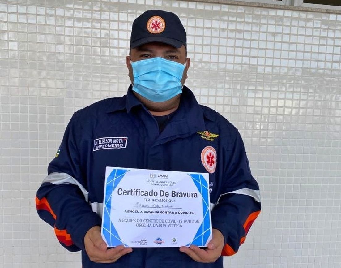 O socorrista Elielson Medeiros celebra a alta após passar cinco dias internado em leito intensivo.
