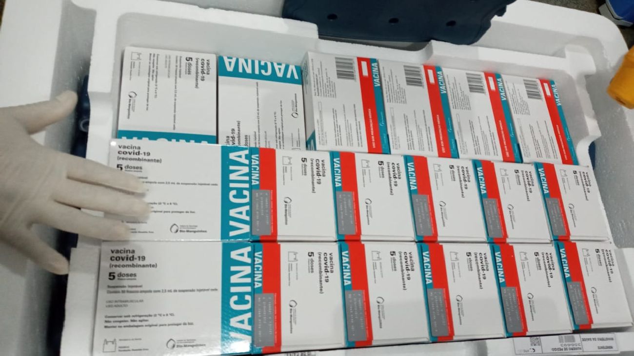 As vacinas ficaram armazenadas na Unidade de Imunobiológicos para distribuição no prazo devido aos municípios.