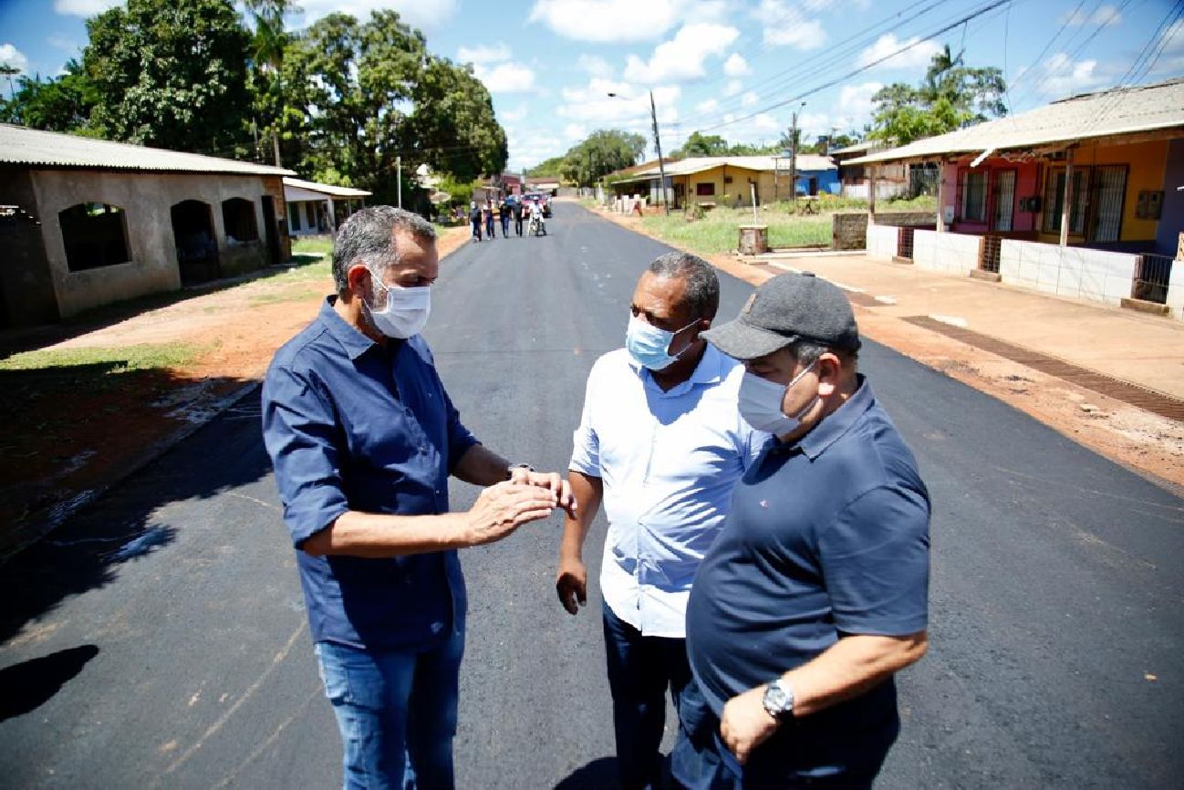 Governador Waldez Góes, o prefeito de Calçoene, Reinaldo Barros (no centro) e o titular da Setrap, Benedito Sousa (à direita).