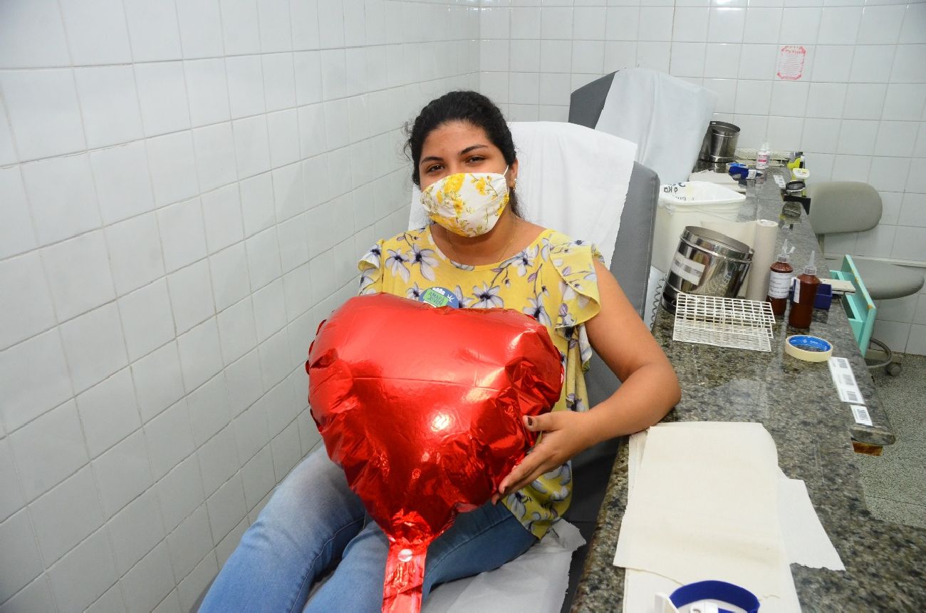Poliana Figueiredo, 19 anos, ficou feliz em conhecer a família da pessoa que vai receber sua doação.