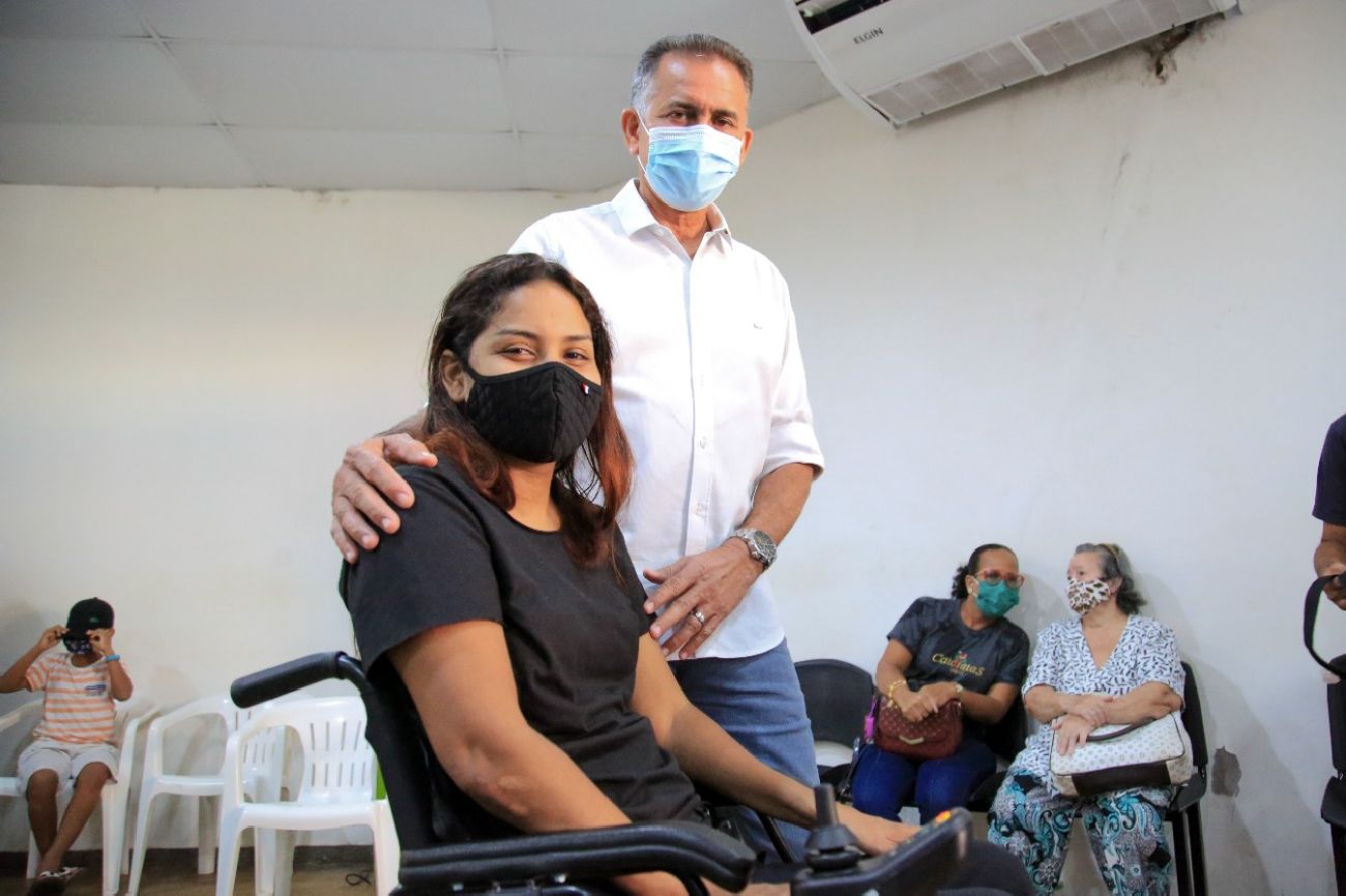 Cristina Lúcia com o governador Waldez. Ela foi uma das pacientes do Centro de Reabilitação do Amapá (Creap) que recebeu cadeira de rodas motorizada