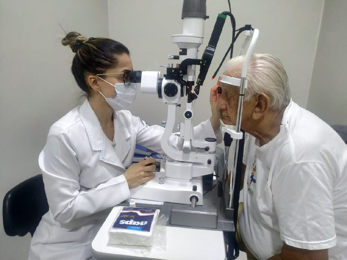 O glaucoma é uma degeneração do nervo óptico (responsável pela visão).
