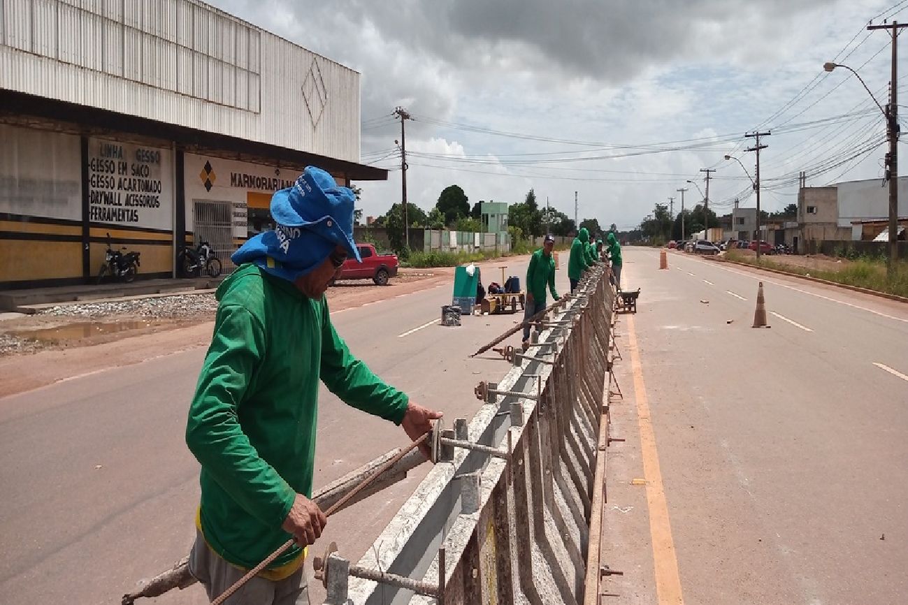 Barreiras são compostas por concreto pré-moldado de alto desempenho.