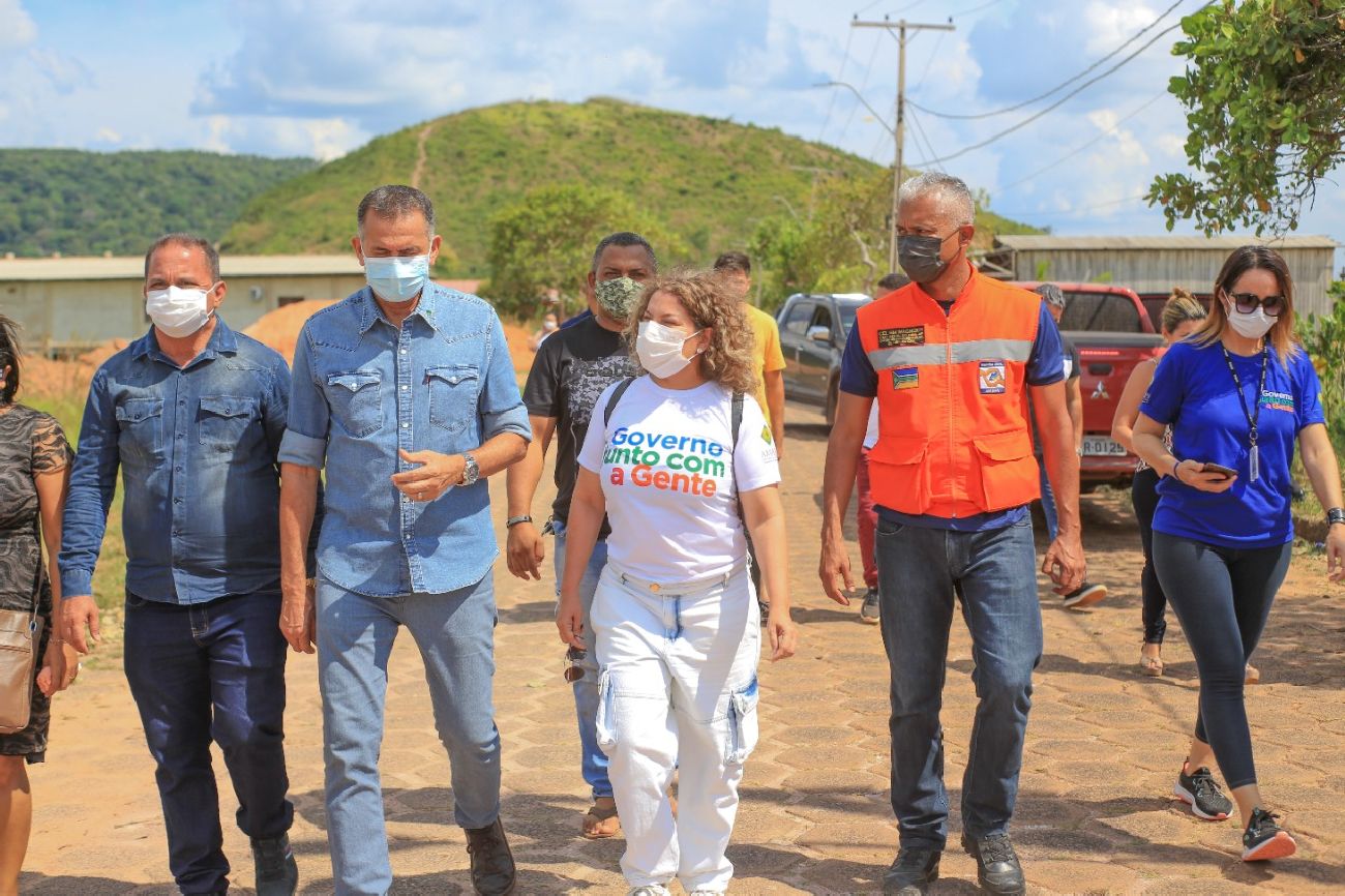 De acordo com a Defesa Civil, foram 300 famílias com danos em suas residências.
