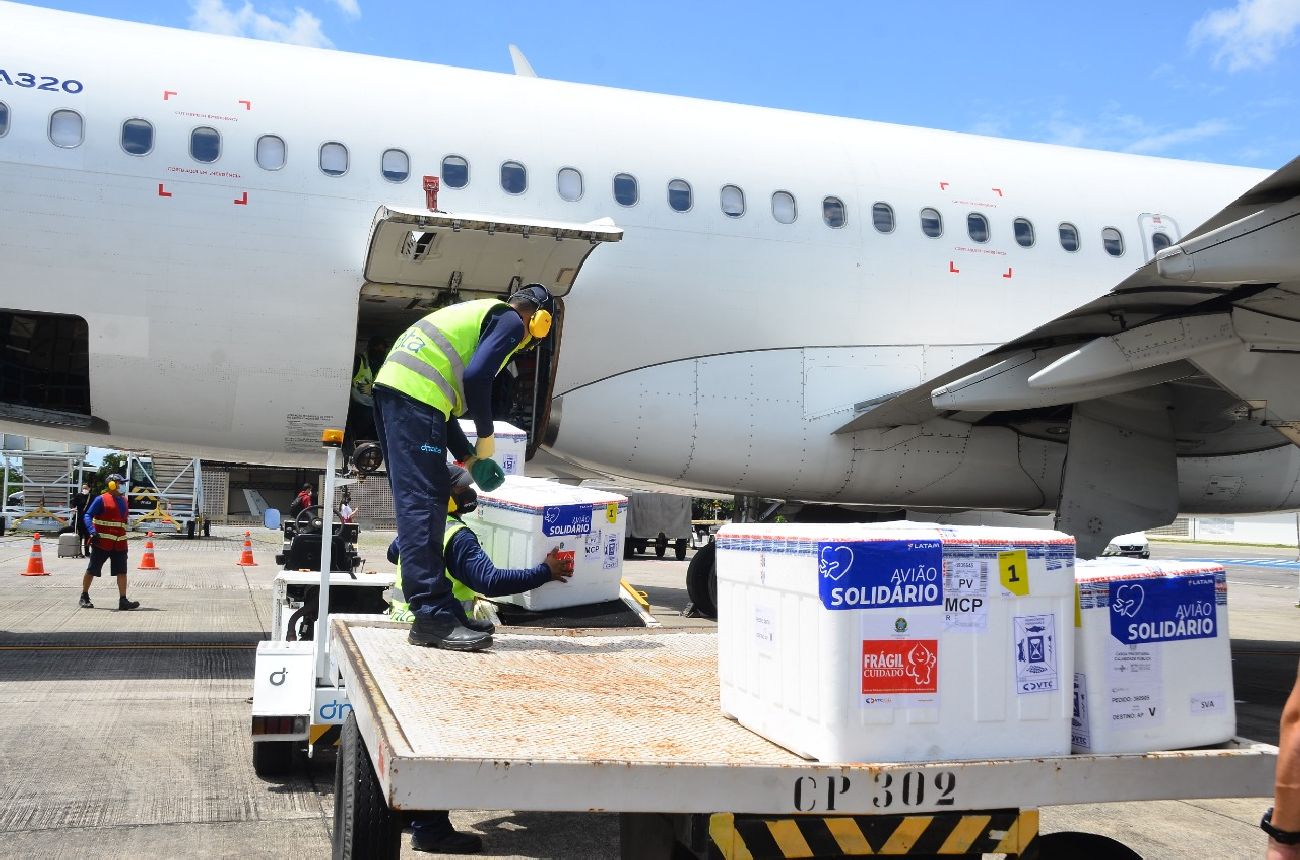 16.400 doses de vacinas desembarcaram no aeroporto no inicio desta tarde.