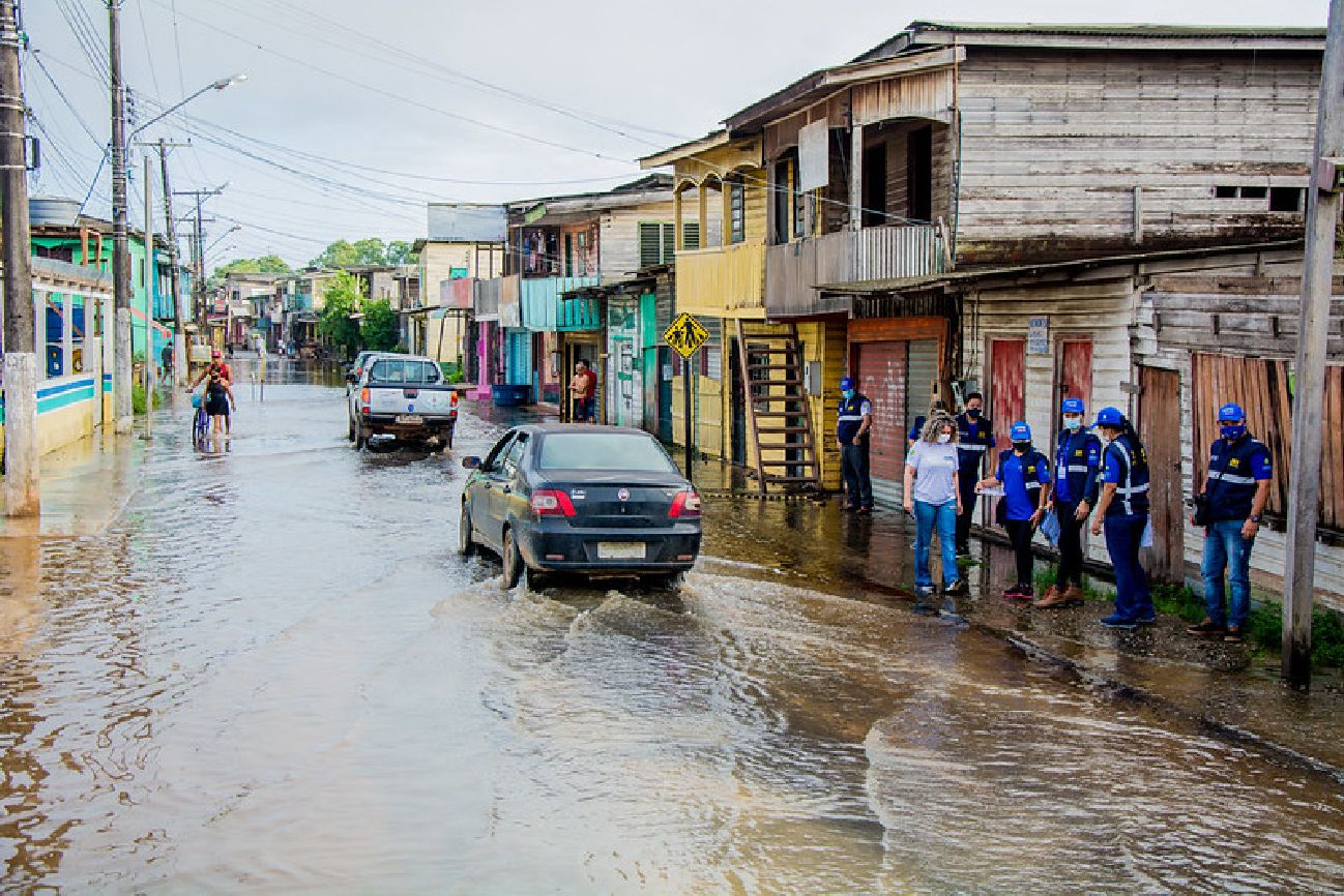 Nesta sexta-feira, 28, começa o embarque em uma balsa das cestas básicas que serão entregues aos afetados pela enchente.