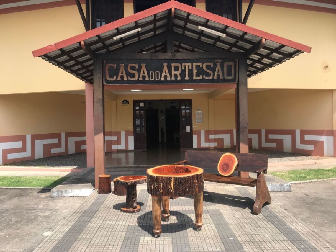 Os móveis ficarão expostos para comercialização em tendas e no piso da praça.