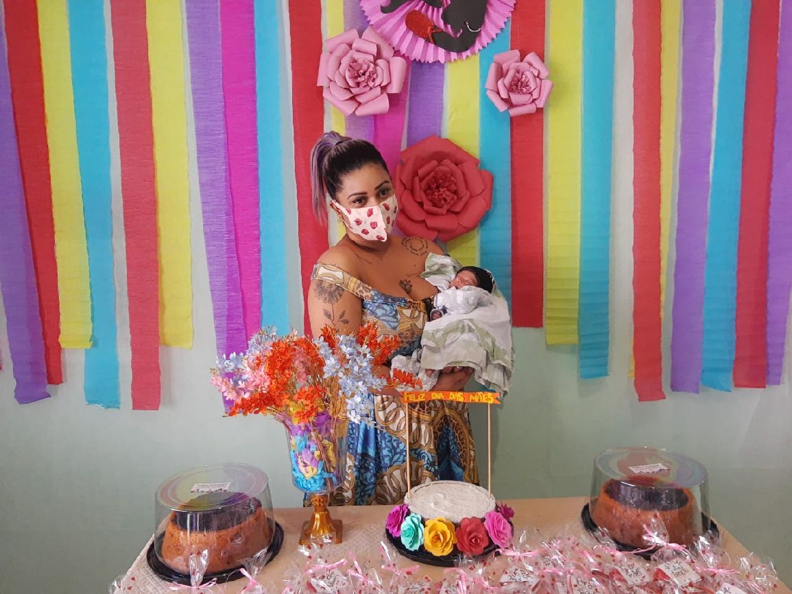 Elorrane Almeida e seu bebê Leandro Guilherme.