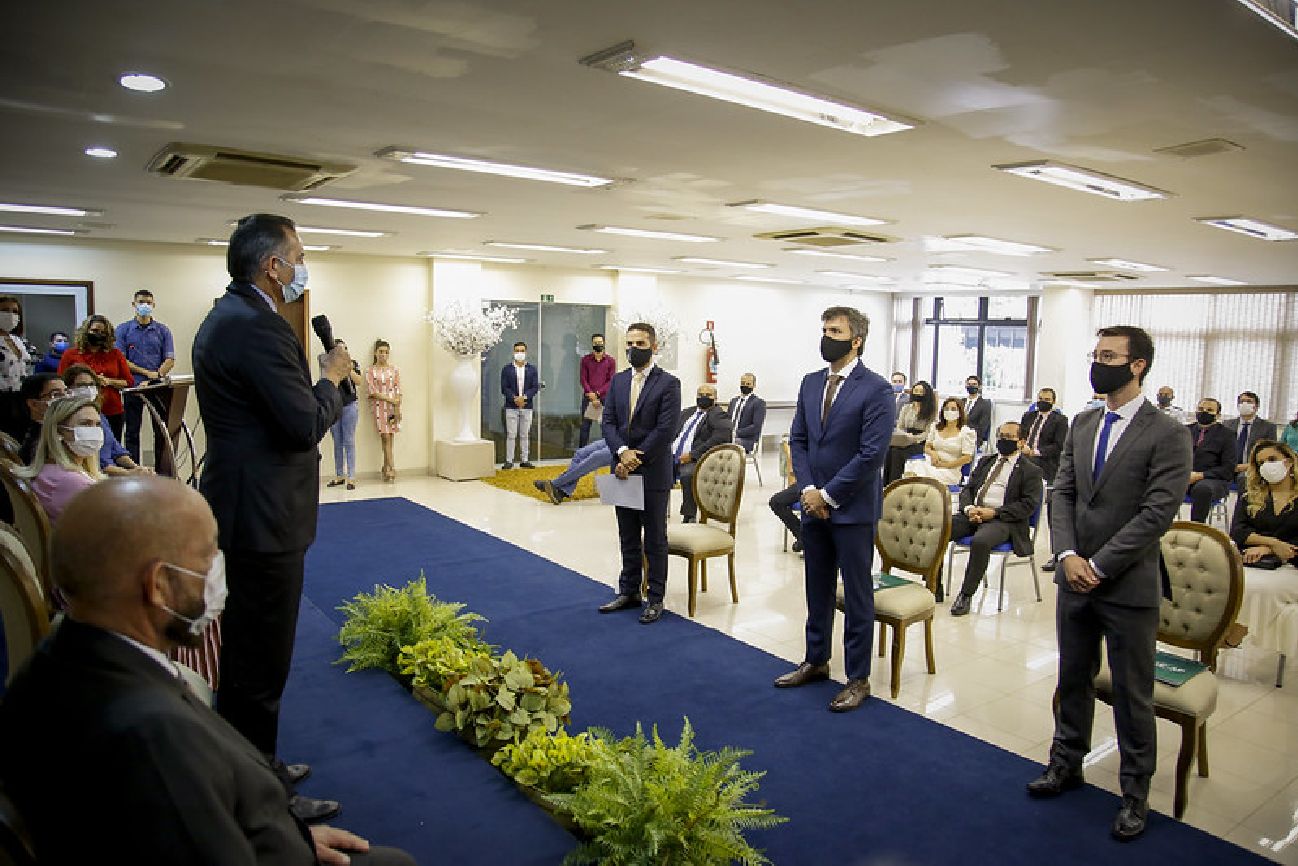 Governador empossando os três novos procuradores do Estado.