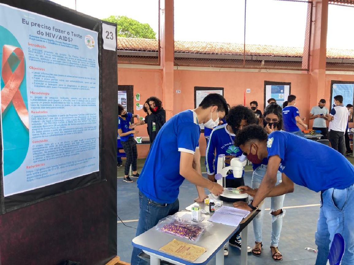 Além de explicar sobre as medidas de prevenção e tratamento para IST, Kayk também instruiu sobre a visualização de células no sangue
