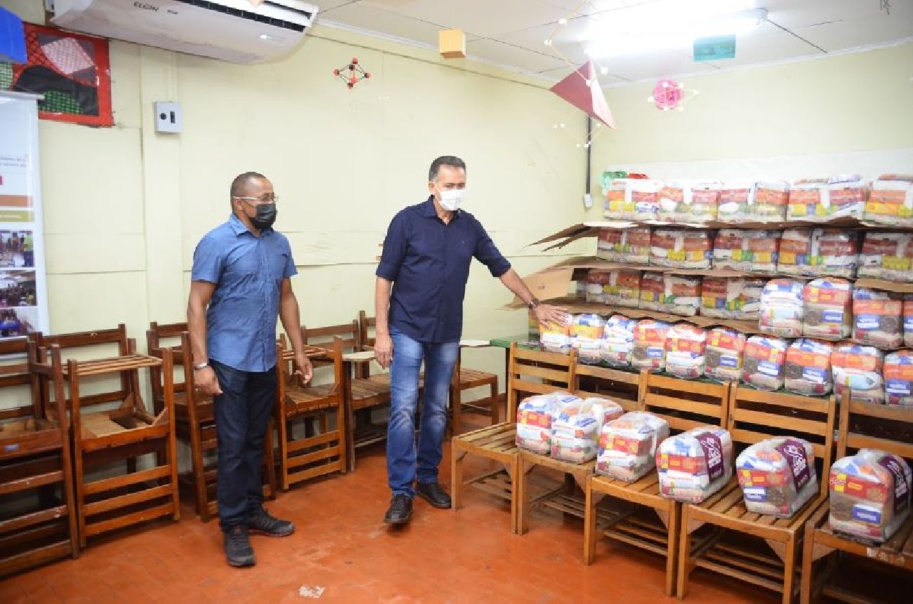 Governador Waldez acompanha a entrega dos alimentos