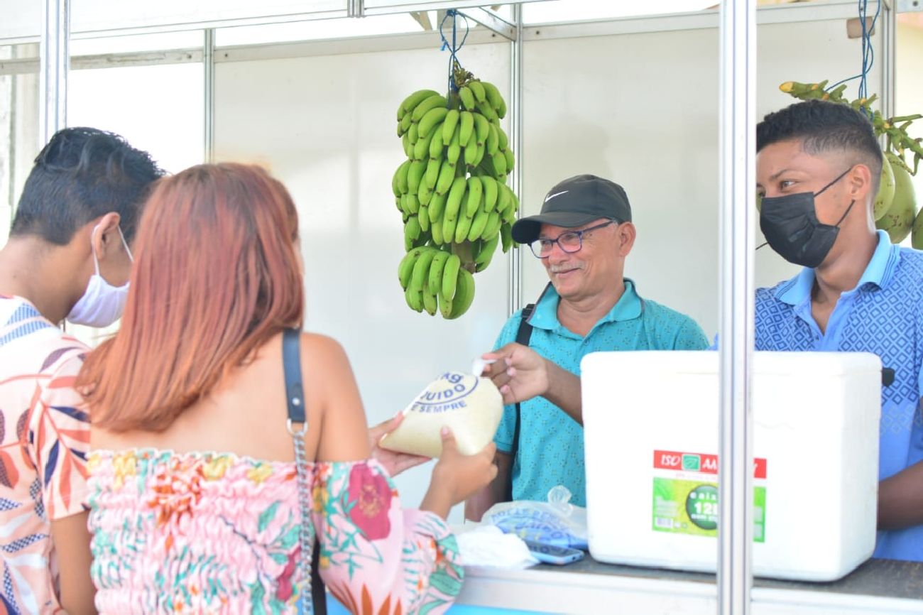 A feira, coordenada pela Secretaria de Estado do Desenvolvimento Rural (SDR), traz 17 agricultores de vários distritos amaparinos.