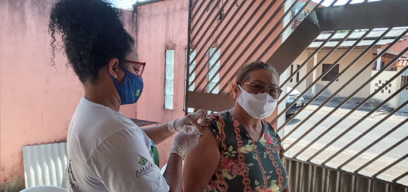 A idosa Raimunda Quintela recebeu a vacina na porta da sua casa durante a varredura vacinal.