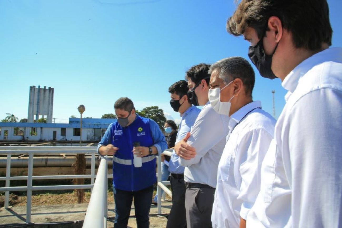 Comitiva do BNDES e o diretor-presidente da companhia, Valdinei Amanajás, durante a visita técnica