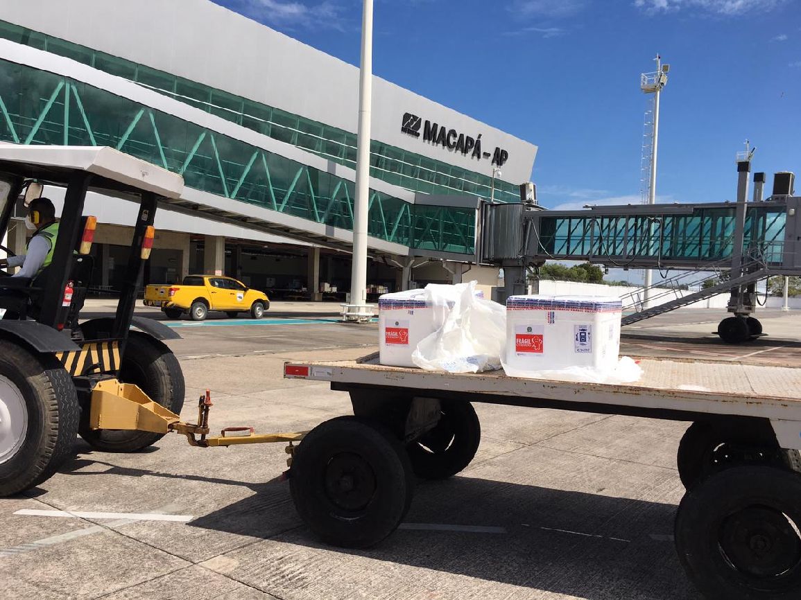 Vacinas Astrazeneca desembarcaram no aeroporto em Macapá.