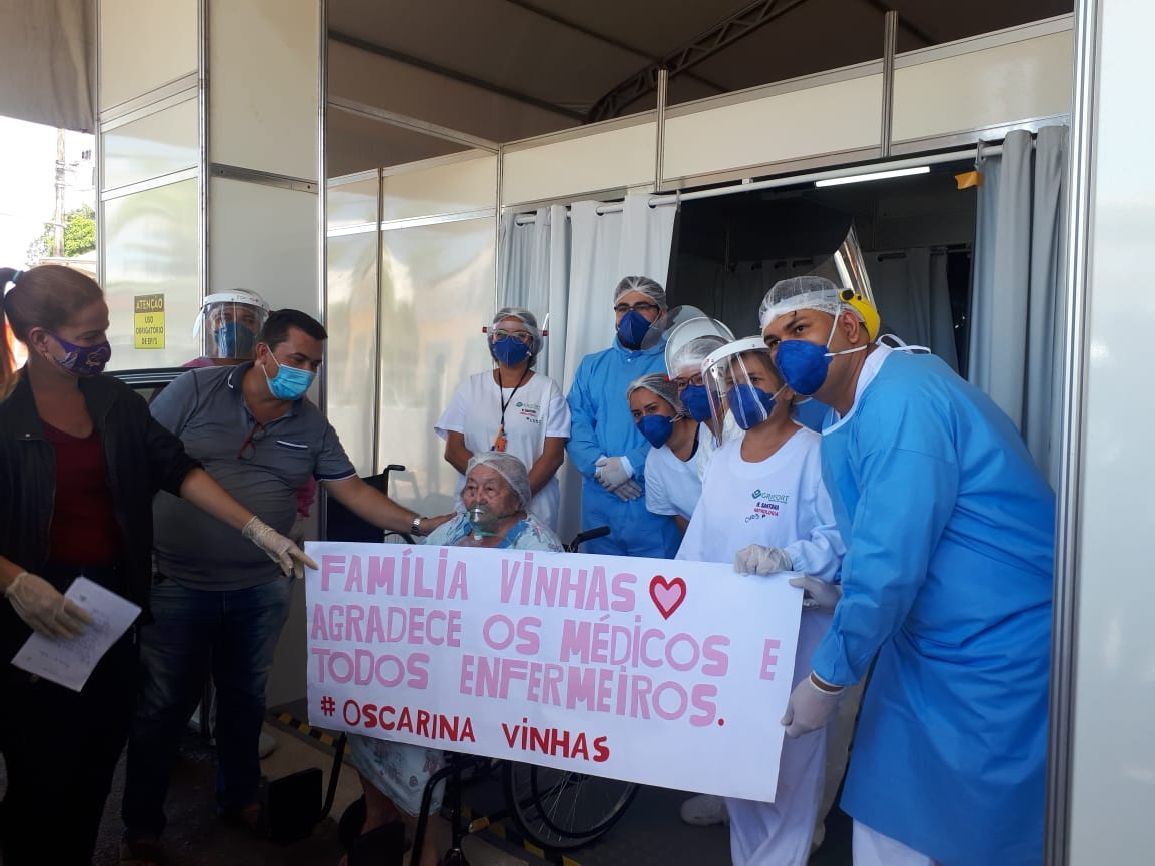 A família da aposentada Oscarina Vinhas fez festa em Santana para receber a idosa quando ela recebeu alta.