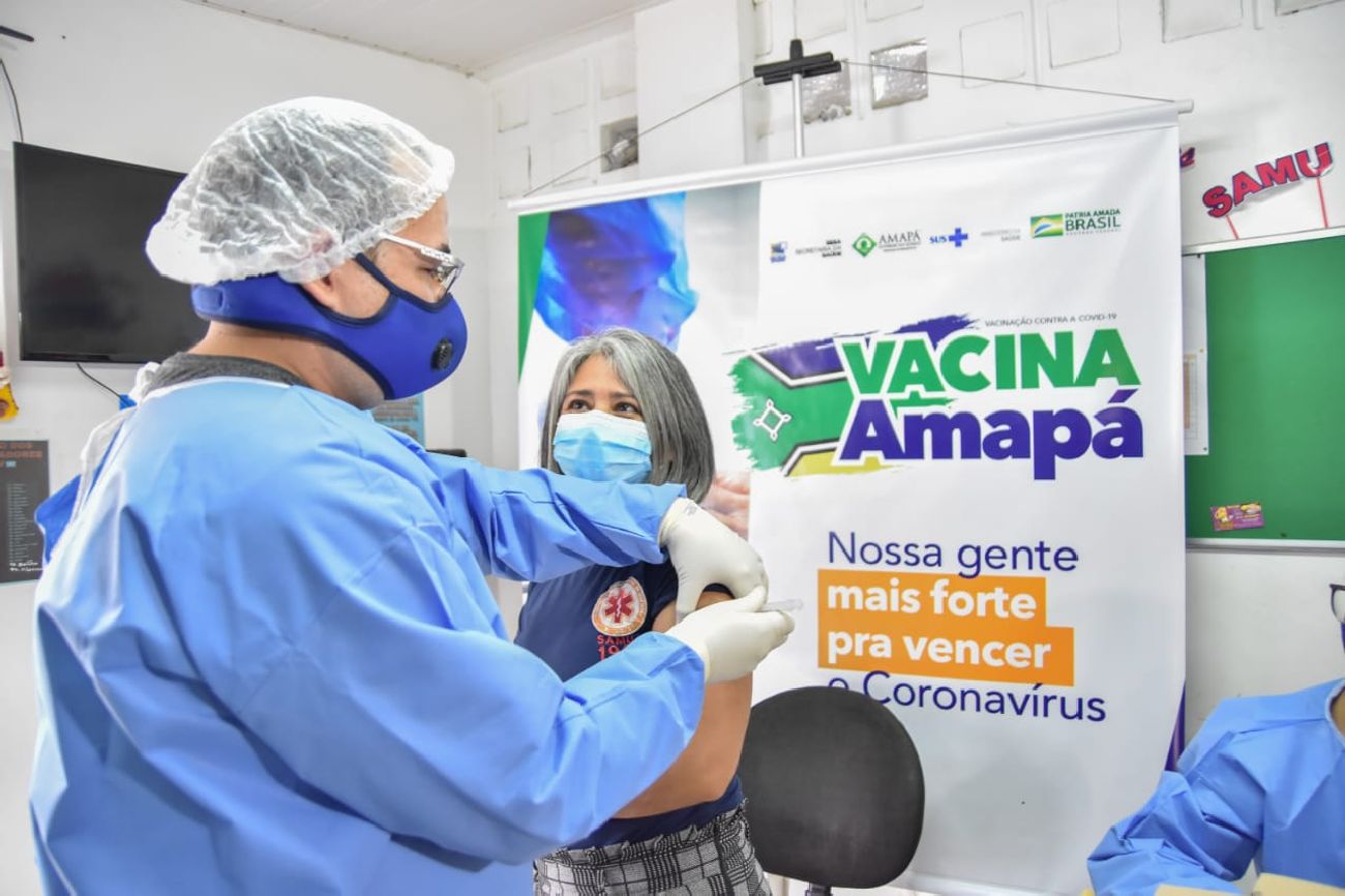 Primeira a ser vacinada, a enfermeira Bertha Rocha alerta que a pandemia ainda é uma realidade.