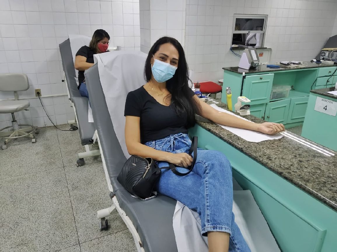 Alana Trajano, 36 anos, em sua primeira doação de sangue.